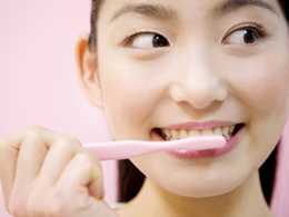 歯磨きをする白い歯の女性