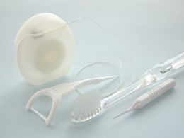 歯周病予防道具の歯ブラシ、歯間ブラシ、フロスの写真